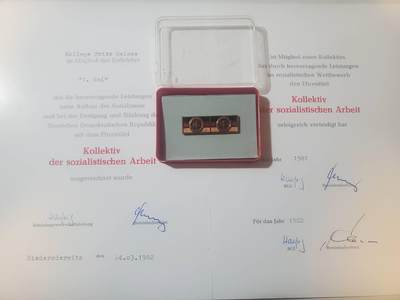 韵星假日拍卖第三十七期 -- Rimey Holidays Auction 37 - 民主德国连续获得两次集体劳动荣誉奖章略/挂带证书一套