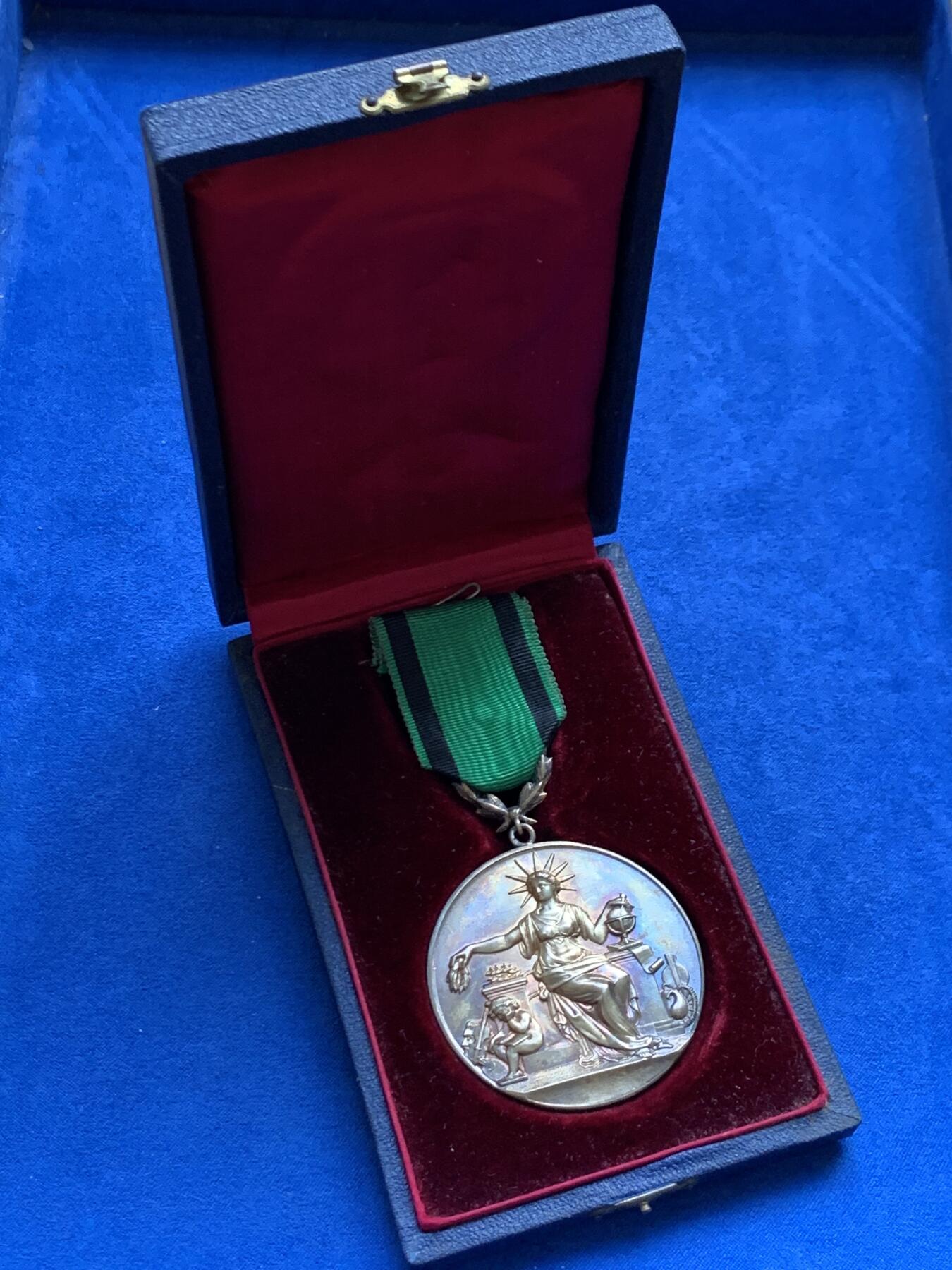 《竞宝斋》第459场 周日，周一，2场连拍 （全场包邮）欢迎送拍 法国1912年国家劝善协会主席颁发的镀金银质奖章 绶带带针 总重51.7克 50.5mm 银标 带原盒 字迹对应