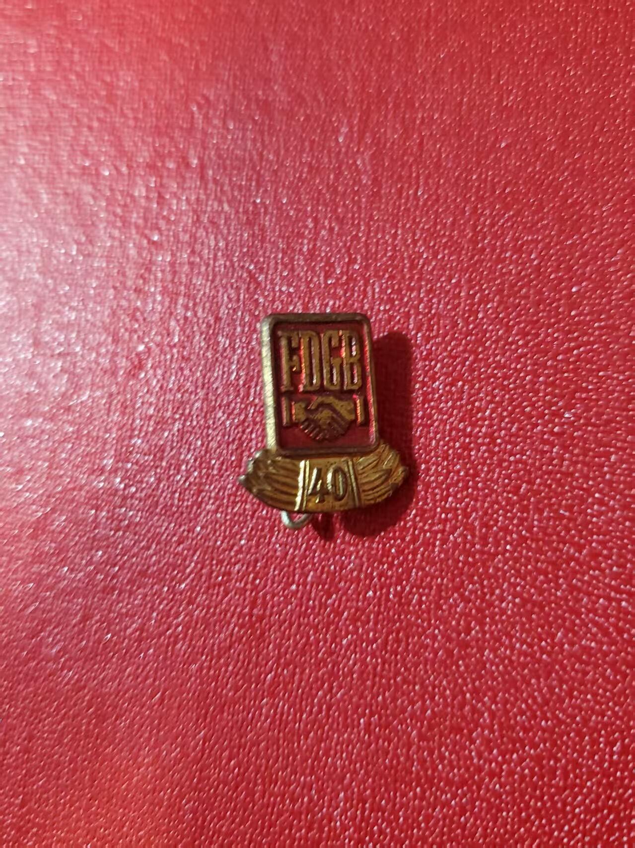 韵星假日拍卖第三十七期 -- Rimey Holidays Auction 37 民主德国工会为妇女进行社会主义教育大证书奖状➕40年荣誉证章一枚 证书很少见