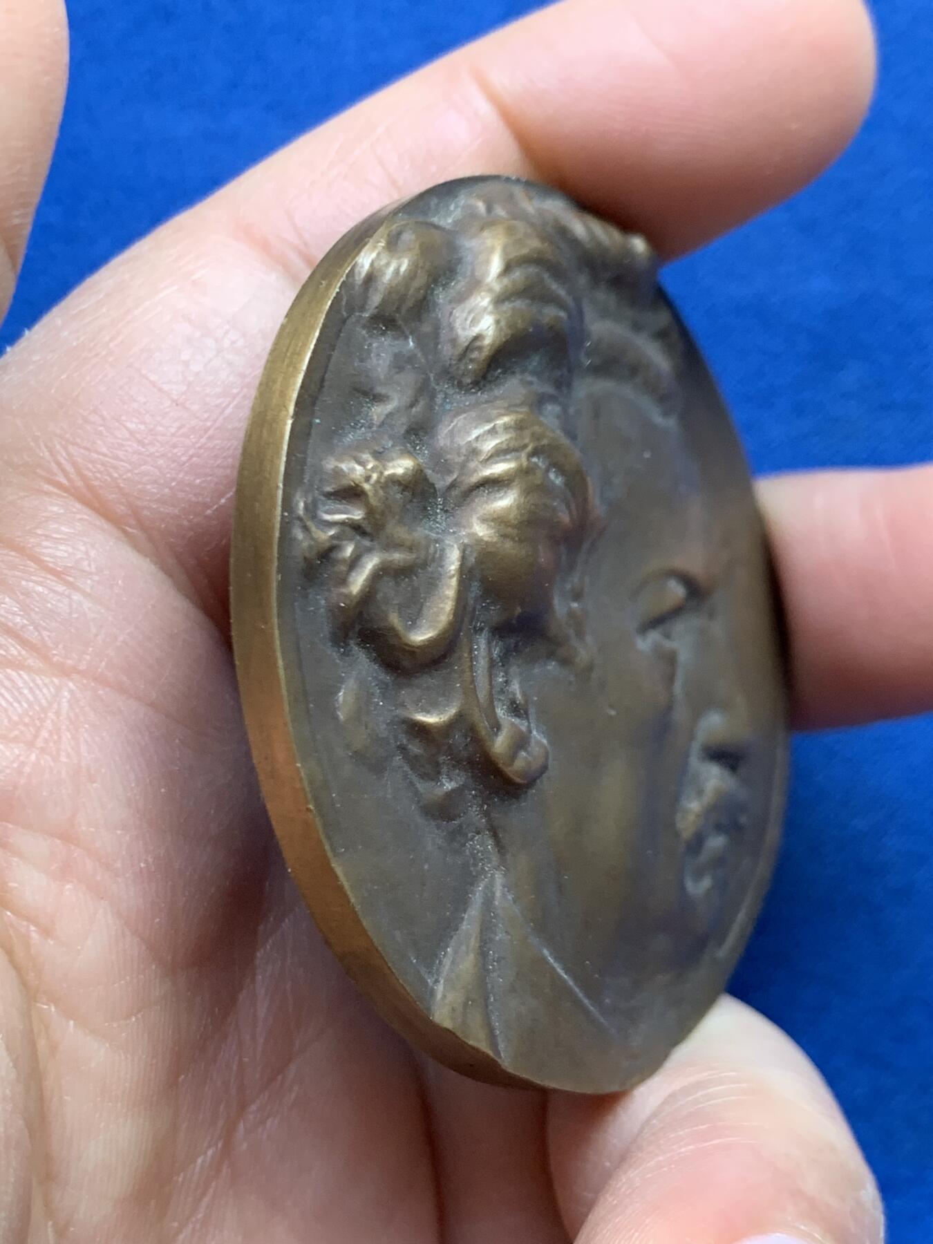 《竞宝斋》第459场 周日，周一，2场连拍 （全场包邮）欢迎送拍 法国外科医生雅布莱教授纪念铜章 三角铜标 100.5克 54.3mm