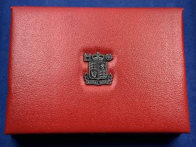 《竞宝斋》第459场 周日，周一，2场连拍 （全场包邮）欢迎送拍 - 英国1986年精制套币，1枚2英镑爱丁堡运动会精致纪念币，1枚1英镑北爱尔兰亚麻精致纪念币，8枚币盒证齐全，品相精美，高档盒装