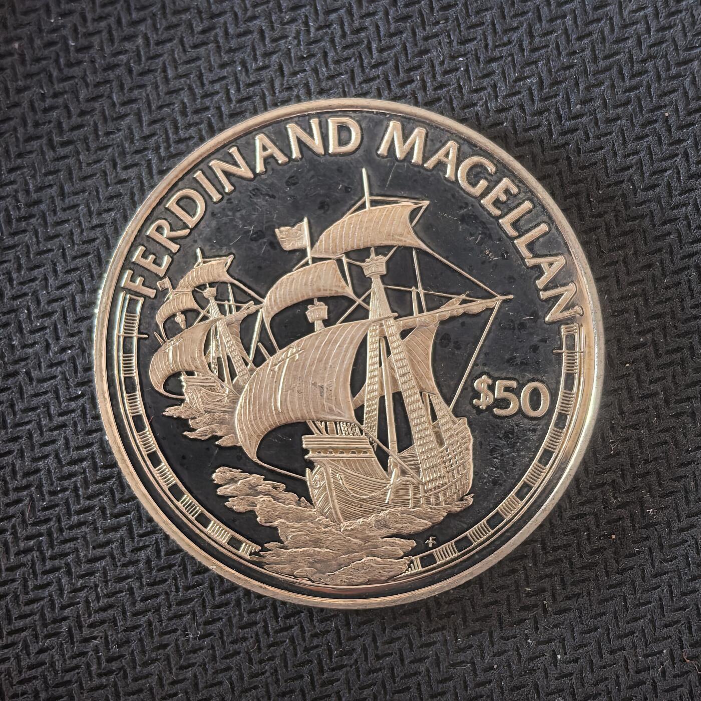道一币馆币章第一百六十四场 库克岛1988年航海家费迪南德·麦哲伦船队的旗舰特立尼达号和维多利亚号50元精制银币 20.94g 925s