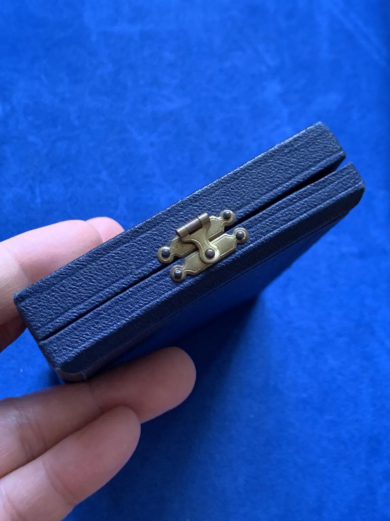 《竞宝斋》第459场 周日，周一，2场连拍 （全场包邮）欢迎送拍 法国1912年国家劝善协会主席颁发的镀金银质奖章 绶带带针 总重51.7克 50.5mm 银标 带原盒 字迹对应