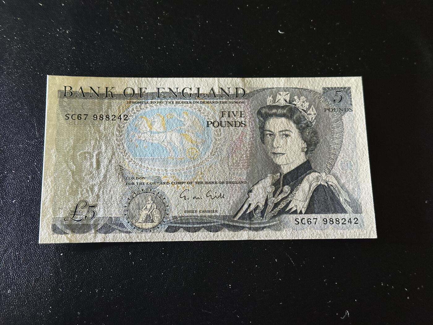 《外钞收藏家》第六百零三期（精选场）（本平台长期征集拍品、欢迎藏友们联系合作） 英国D序列5镑 全新有个小英光点 尾242