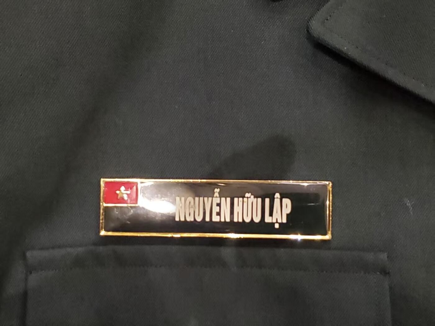 韵星假日拍卖第三十七期 -- Rimey Holidays Auction 37 越南社会主义共和国夏季空军少尉常服一套 带姓名条肩章 领章 很齐全 品相好 重要部队