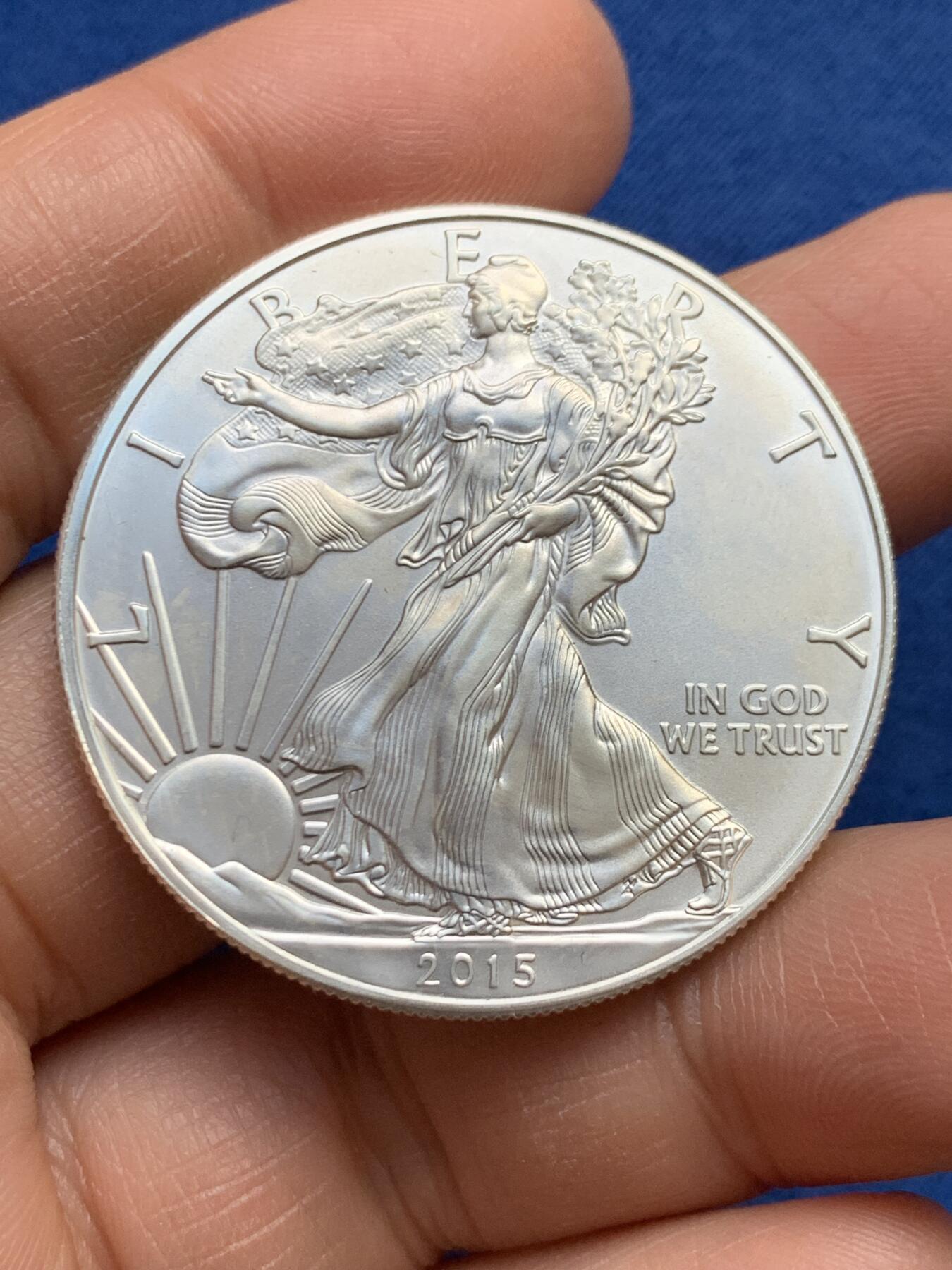 《竞宝斋》第459场 周日，周一，2场连拍 （全场包邮）欢迎送拍 美国2015年行走女神投资银币，1盎司，999银，31.1克