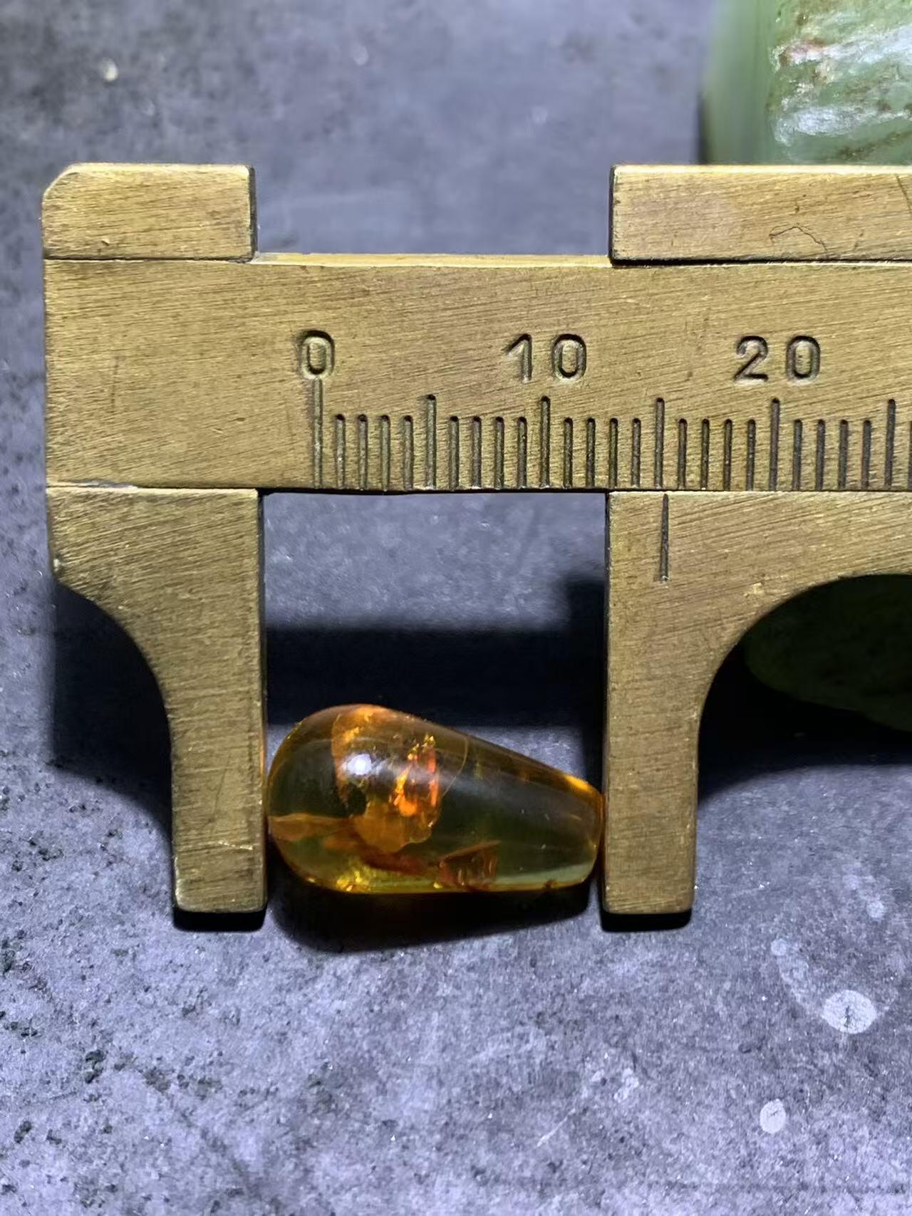 精美乌克兰花珀水滴形镶嵌料吊坠一个