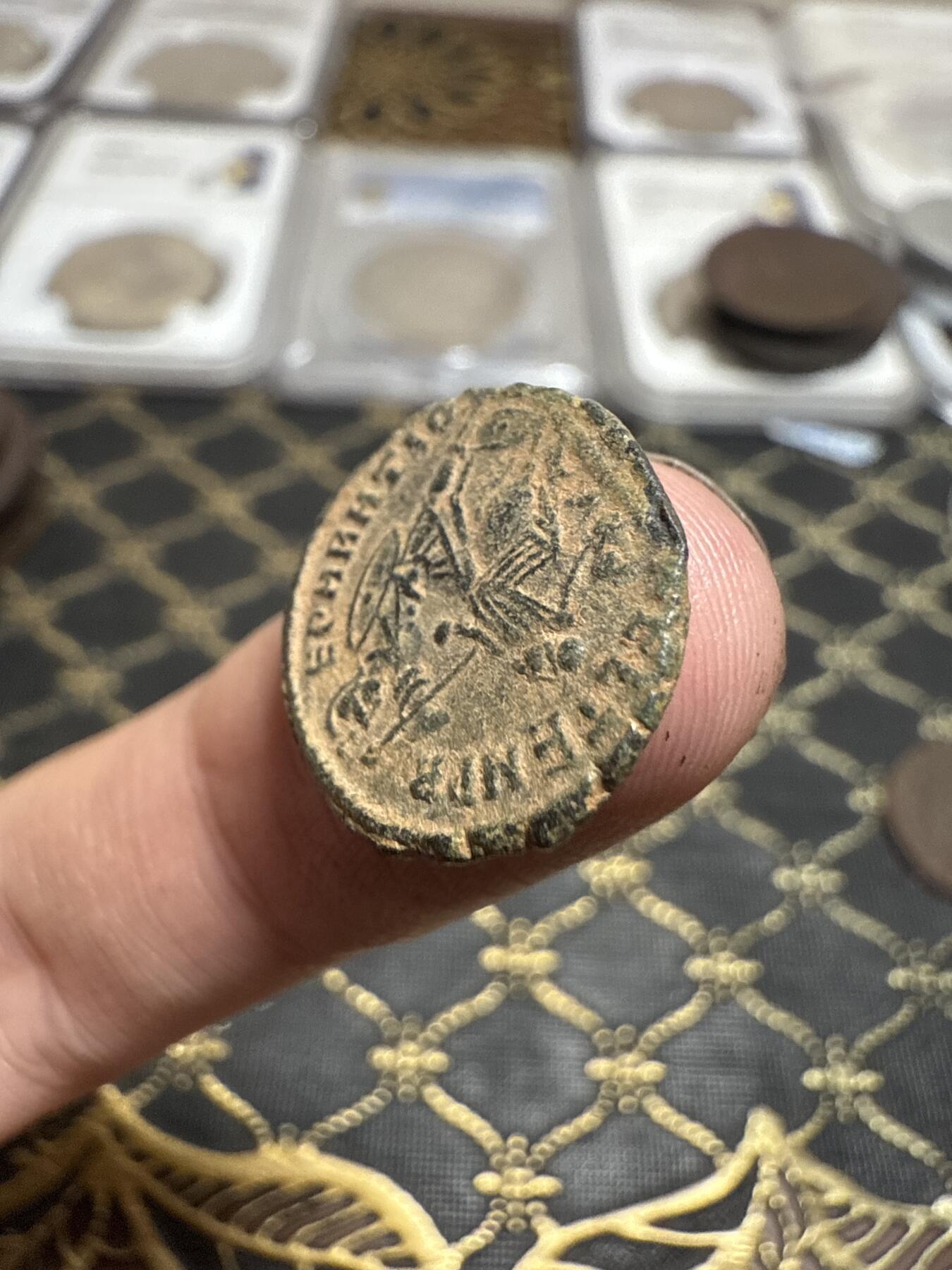 南宋泉阁俄币 外币 国币 专场第二十一期 【送拍无额外佣金】 古罗马 公元337-340年 君士坦丁二世铜币 背逆 个头偏大 细节还不错 好品