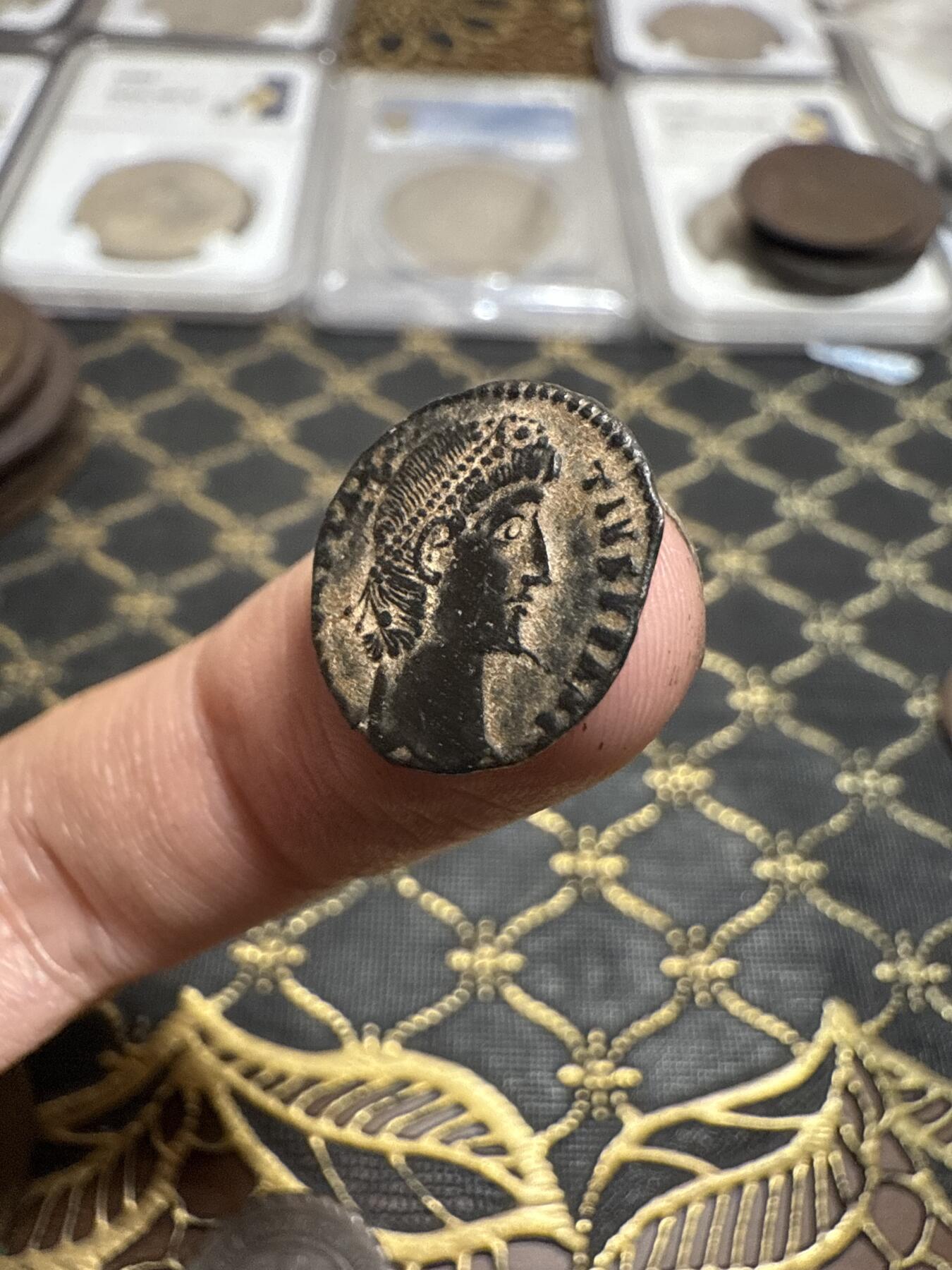 南宋泉阁俄币 外币 国币 专场第二十一期 【送拍无额外佣金】 古罗马 公元337-340年 君士坦丁二世誓愿铜币 背逆 个头偏大 细节还不错 好品