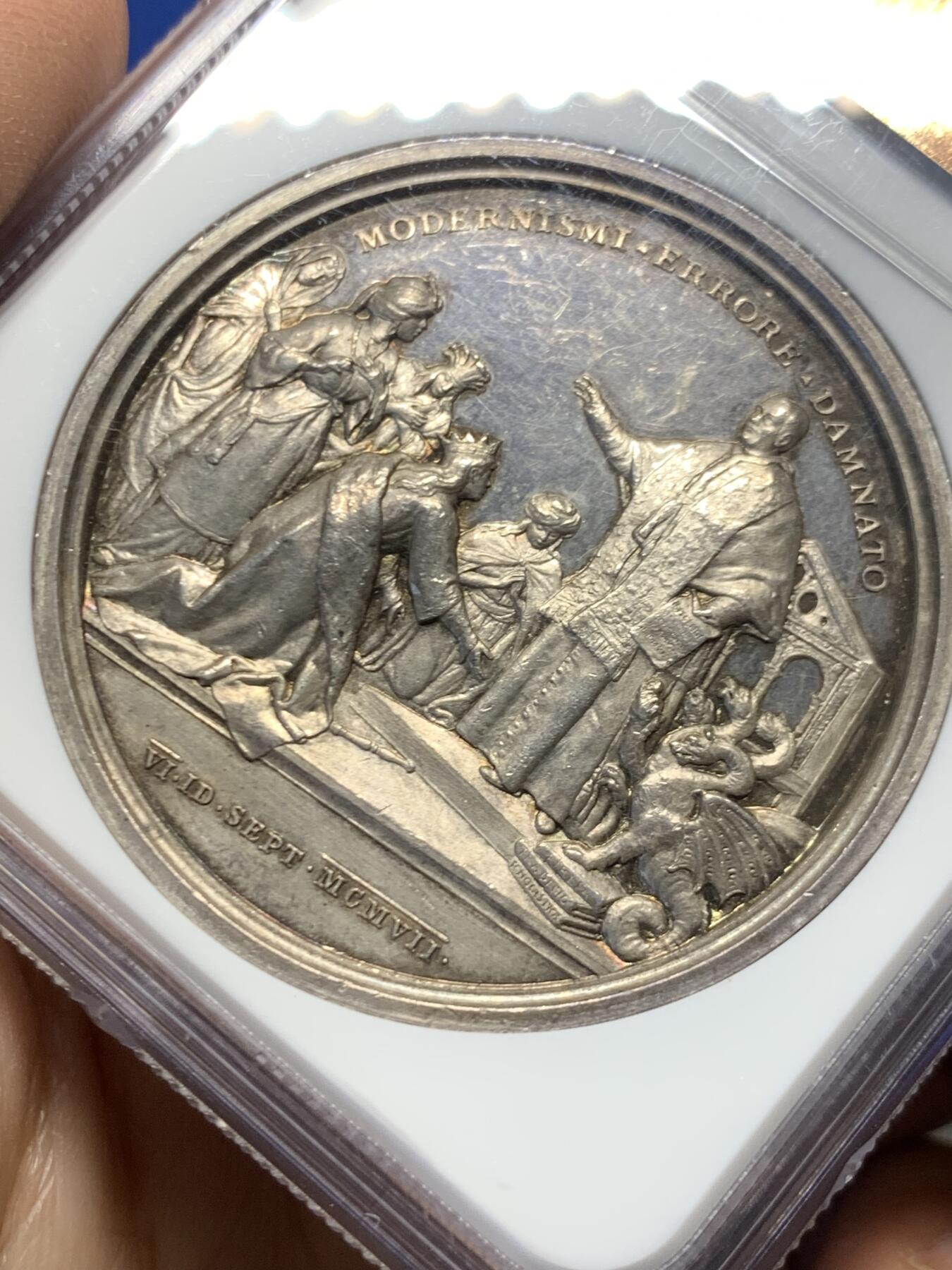 《竞宝斋》第459场 周日，周一，2场连拍 （全场包邮）欢迎送拍 NGC MS62 梵蒂冈教皇十世大银章，镜面质感，双面人物刻画，尤其背后国王朝圣，画面精美绝伦，尤其教皇身旁的那条龙，点睛之笔。爱不释手的好章。