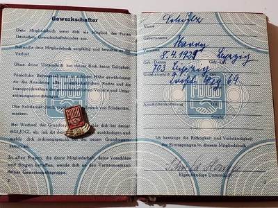 韵星假日拍卖第三十七期 -- Rimey Holidays Auction 37 - 民主德国工会40年荣誉成员证章带证 证少见 贴票很齐 包括支援越南、智利苏德友谊等