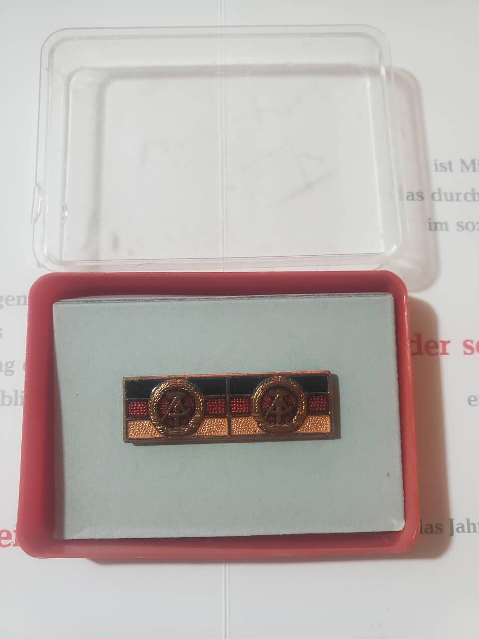 韵星假日拍卖第三十七期 -- Rimey Holidays Auction 37 民主德国连续获得两次集体劳动荣誉奖章略/挂带证书一套