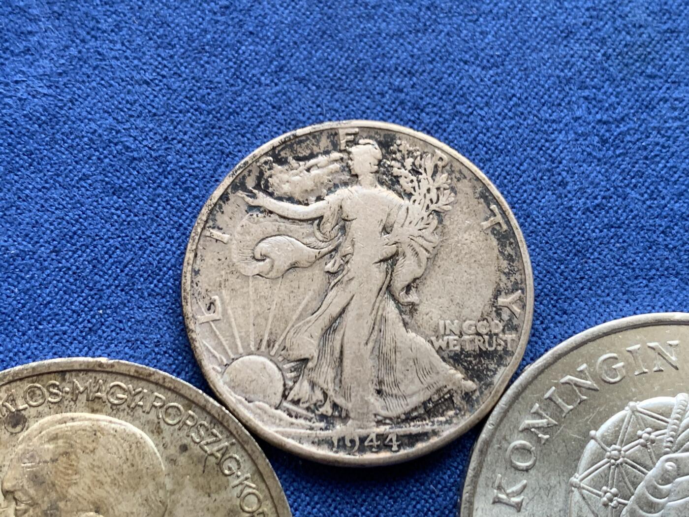 《竞宝斋》第459场 周日，周一，2场连拍 （全场包邮）欢迎送拍 三枚一组 荷兰1964年朱丽安娜2.5盾银币+匈牙利1939年霍尔蒂亲王5潘果银币+美国1941年行走半美元银币