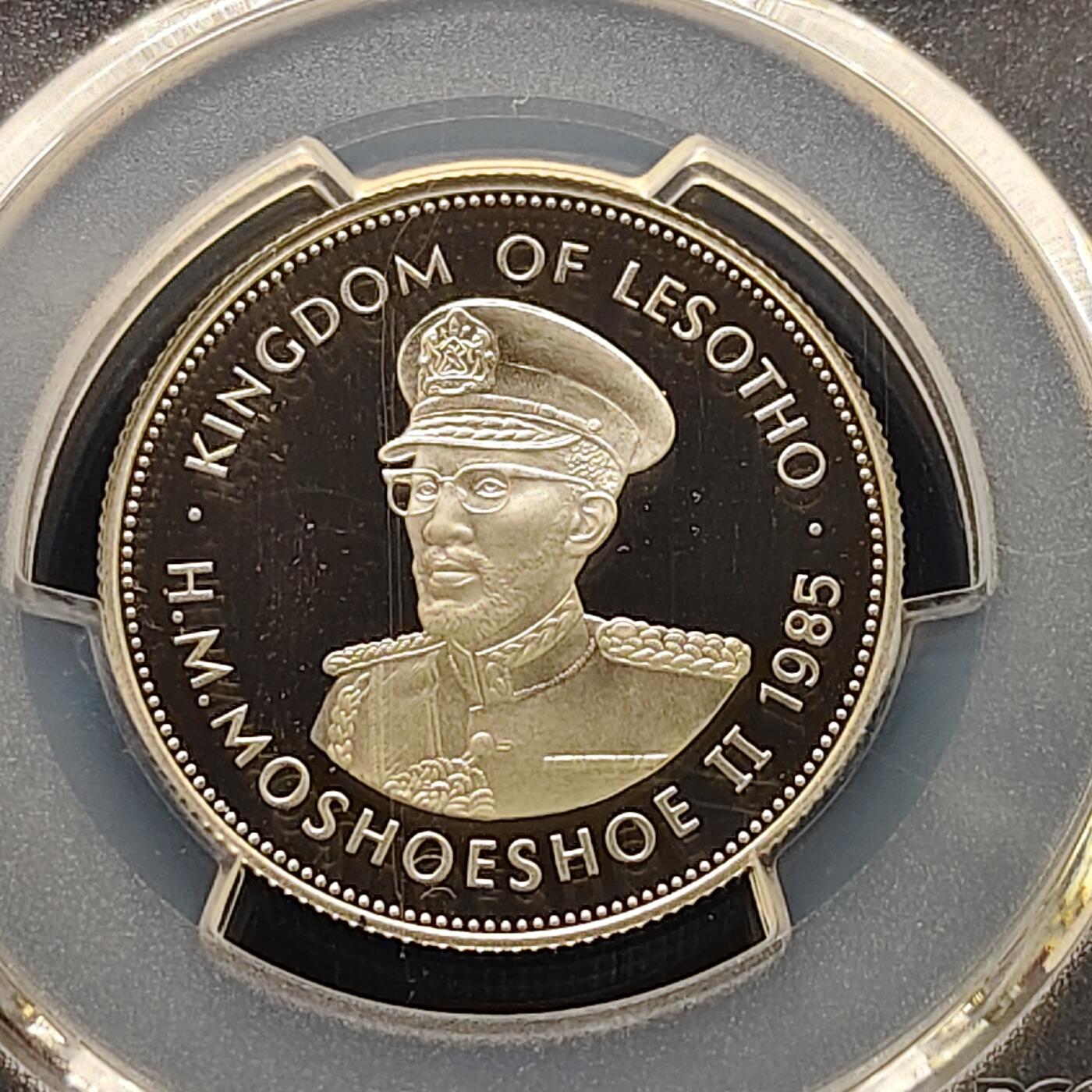 【全场包邮】纯粹捡漏拍497场-持续更新中 【收藏级·冠军分·稀少】莱索托1985年1洛蒂莫舒舒二世登基25周年精制纪念银币【28毫米11.31克92.5%】-盒证全-量2500-PCGS PR69 DCAM