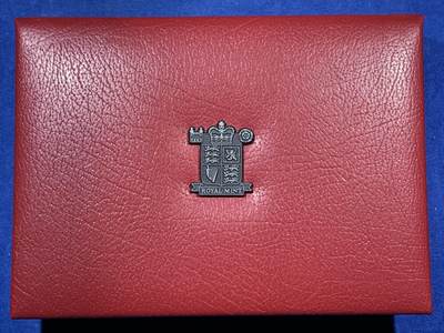 《竞宝斋》第459场 周日，周一，2场连拍 （全场包邮）欢迎送拍 - 英国1999年精制套币，带1枚5英镑人民的戴安娜精致纪念币，1枚2英镑橄榄球世界杯精致纪念币，1枚1英镑苏格兰狮精致纪念币，9枚币盒证齐全，品相精美，高档盒装。