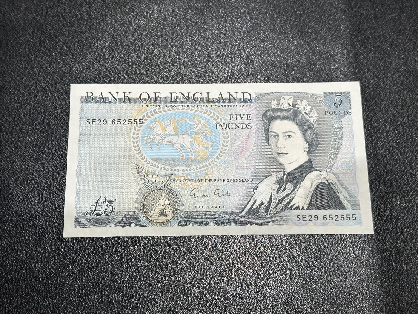《外钞收藏家》第六百零三期（精选场）（本平台长期征集拍品、欢迎藏友们联系合作） 英国D序列5镑 无47 豹子号555 AU品相