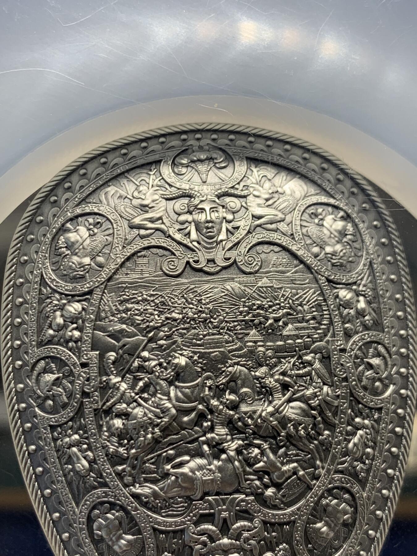 《竞宝斋》第459场 周日，周一，2场连拍 （全场包邮）欢迎送拍 NGC-MS70 法国 2022年 亨利二世盾形2盎司银币（约66.2g999纯银）为纪念这位著名的“骑士国王”而用纪念币的形式完全还原了他最心爱的阅兵演武盾牌。该盾牌制造于1555年，现藏于美国大都会博物馆，其上镌刻了迦太基统帅汉尼拔在坎尼会战中大胜罗马人的辉煌史诗，这位法国国王希望以此保佑自己也能在与神圣罗马帝国的战争中凯旋而归