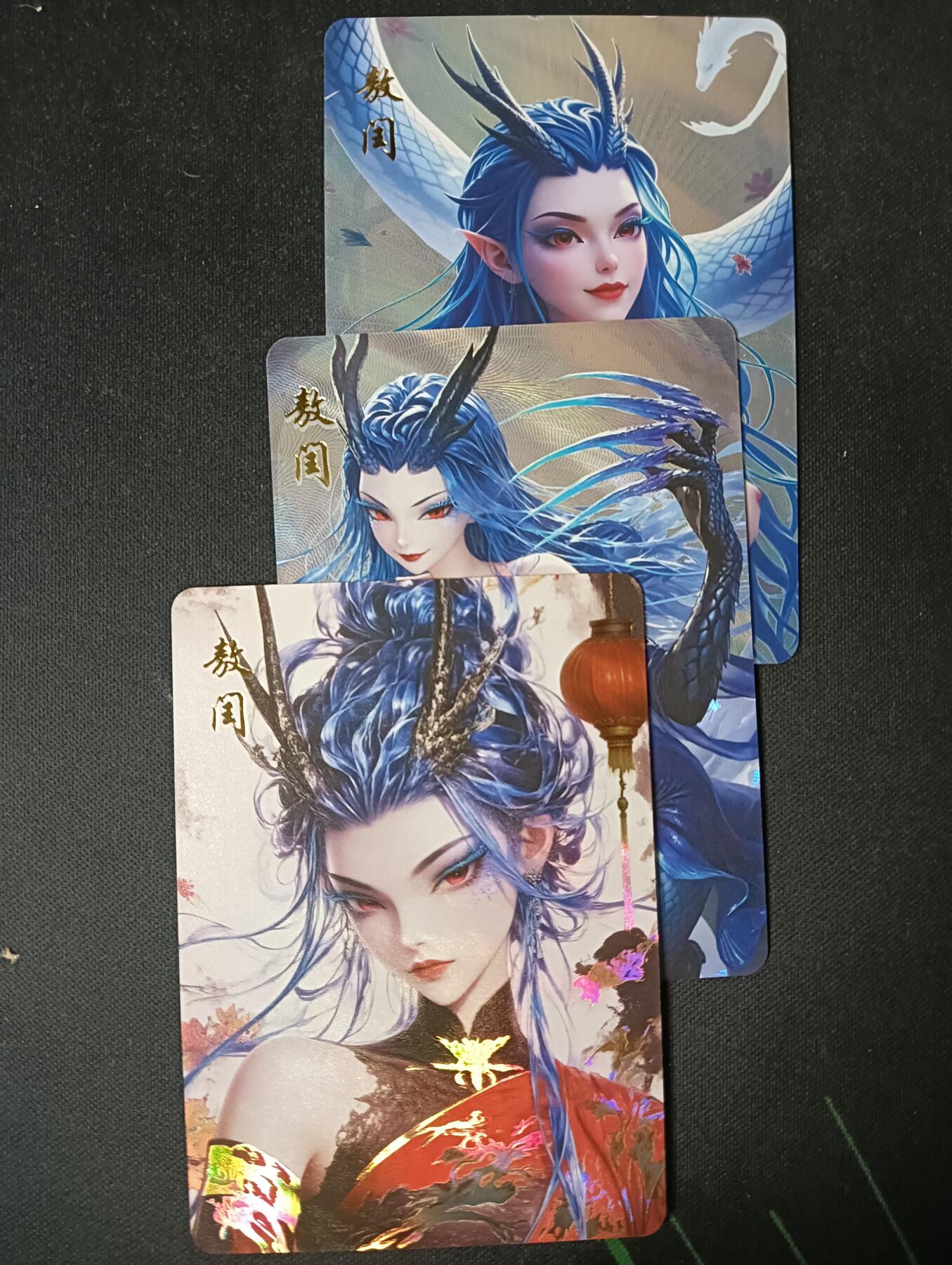 花开卡拍第61期（3月7号周六截拍，品控勿拍!!!拍品不寄存，运费5元（新疆需补运费差价或顺丰到付），自制卡难免瑕疵，可能存在轻微撞角爆边等出厂瑕疵，品控介意勿拍！） 青鸾殿 敖闰小套3张，斜纹彩闪，其中两张是艺术卡