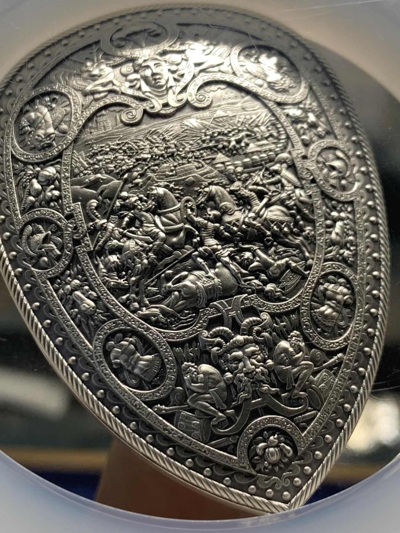 《竞宝斋》第459场 周日，周一，2场连拍 （全场包邮）欢迎送拍 NGC-MS70 法国 2022年 亨利二世盾形2盎司银币（约66.2g999纯银）为纪念这位著名的“骑士国王”而用纪念币的形式完全还原了他最心爱的阅兵演武盾牌。该盾牌制造于1555年，现藏于美国大都会博物馆，其上镌刻了迦太基统帅汉尼拔在坎尼会战中大胜罗马人的辉煌史诗，这位法国国王希望以此保佑自己也能在与神圣罗马帝国的战争中凯旋而归