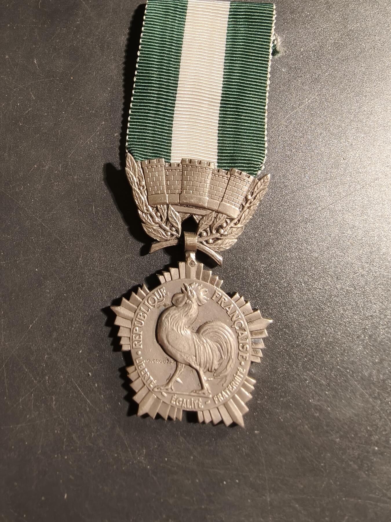 老王徽章第178期 法国银级地方嘉奖奖章    螃蟹银标     1966年实发     20.1g