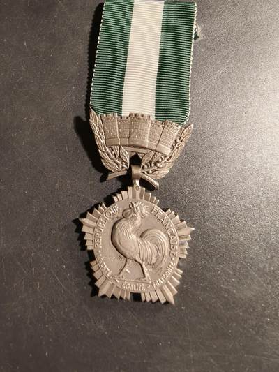 老王徽章第178期 - 法国银级地方嘉奖奖章    螃蟹银标     1966年实发     20.1g