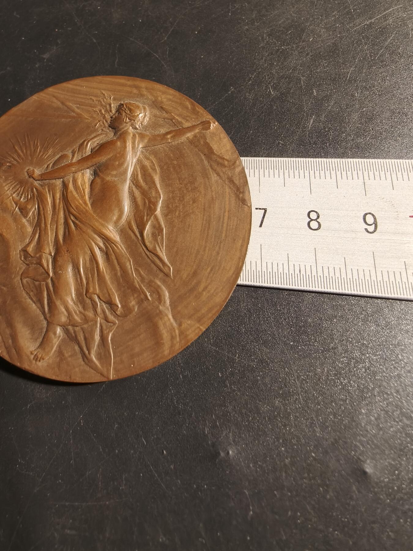 老王徽章第178期 法国电气建筑总工会大铜章     原盒     大师皮列作品    直径68mm     重量153.1g