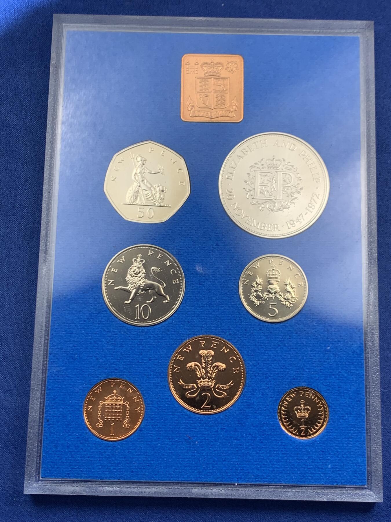 《竞宝斋》第460场 周日，周一，2场连拍 （全场包邮）欢迎送拍 英国1972年精制套币 礼品原装7枚币和1枚章 包含女王银婚精致克朗纪念币