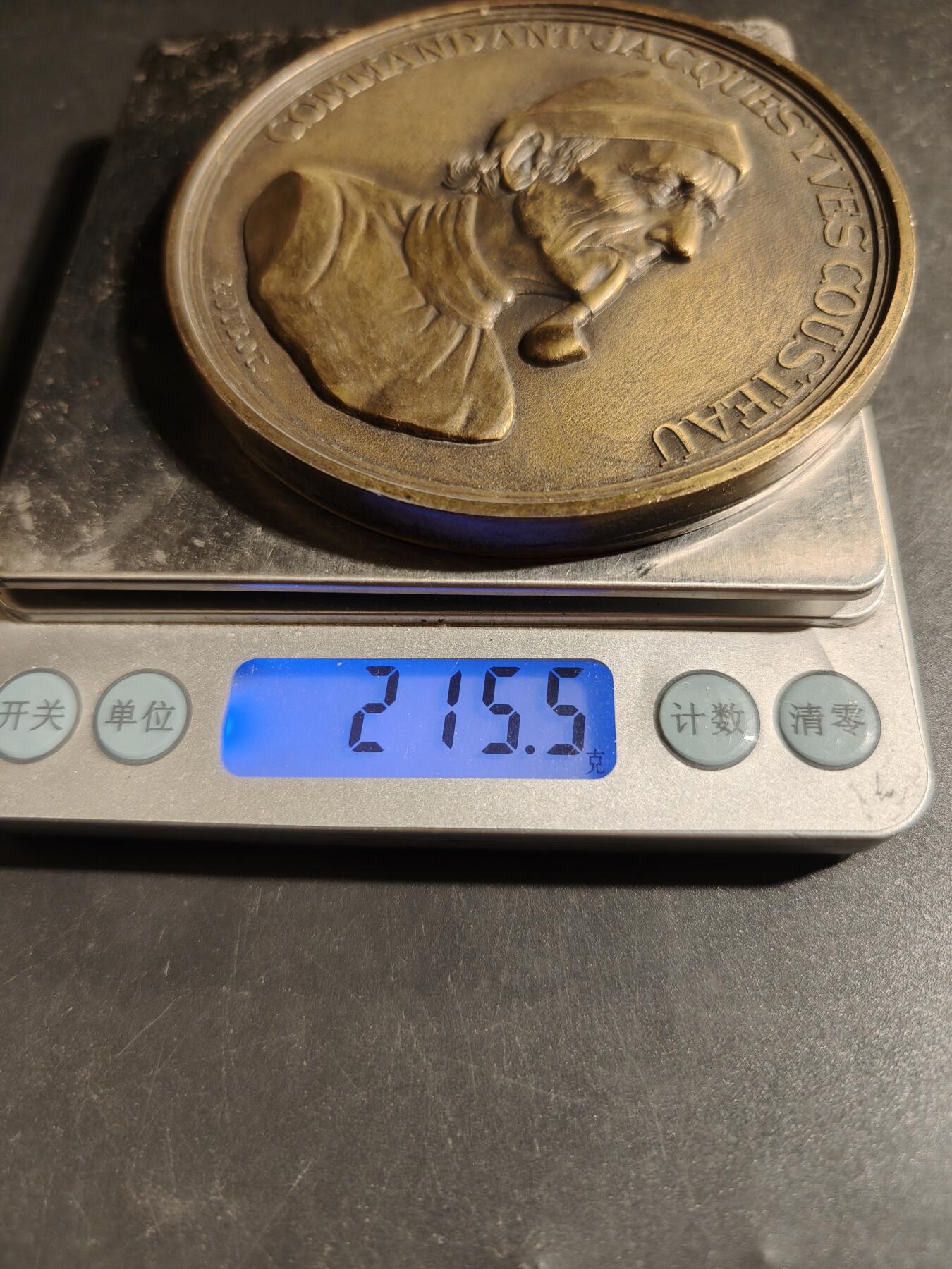 老王徽章第178期 法国罗伯特拉丰特出版社海军探险家雅克·库斯托纪念章 原盒     直径90mm     重量215.5g