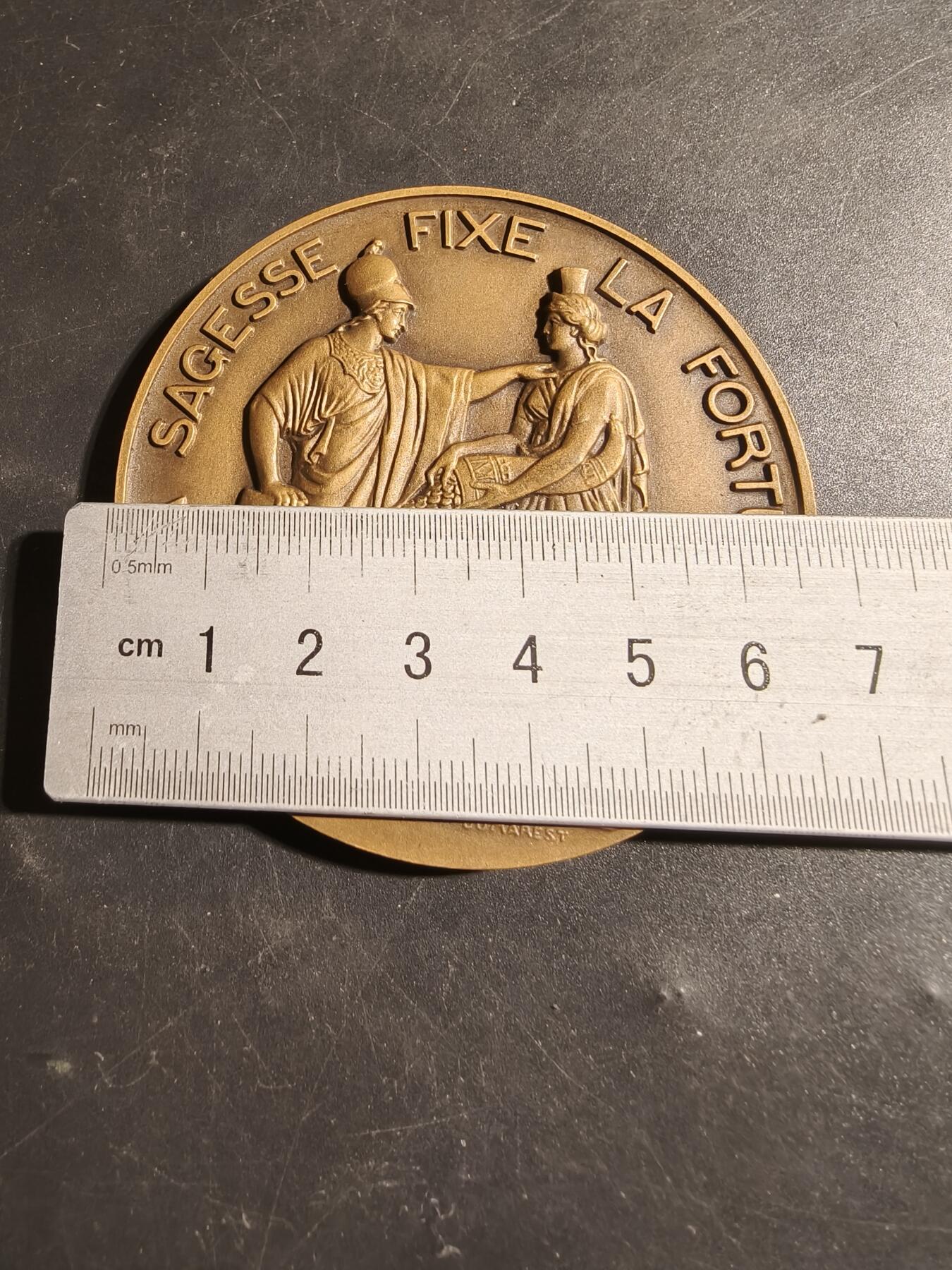 老王徽章第178期 法国法兰西银行成立百年大铜章     原盒    经典作品   密涅瓦与福图娜，象征智慧与财富      直径68mm     重量147.4g