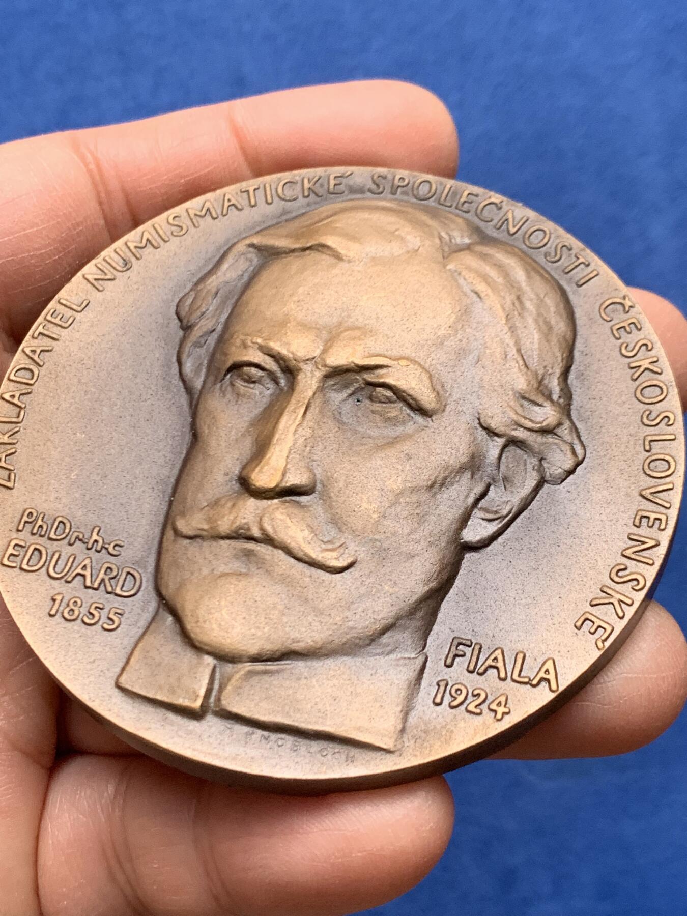 《竞宝斋》第460场 周日，周一，2场连拍 （全场包邮）欢迎送拍 捷克斯洛伐克钱币学会纪念章 正面为该协会创始人爱德华·菲亚拉 142.6克 69.3mm