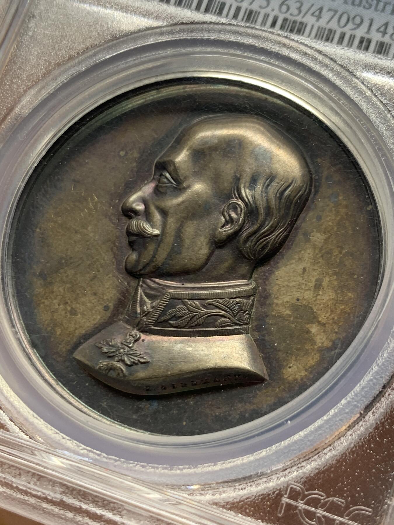 《竞宝斋》第460场 周日，周一，2场连拍 （全场包邮）欢迎送拍 PCGS SP63 德国1849年奥地利大公约翰纪念银章，该章是法兰克福自由市表彰其在德意志邦联议会中的贡献。大公约翰是奥地利哈布斯堡家族成员，在1848年革命期间被选为德意志邦联的摄政王，负责协调各邦国事务。加厚盒，盒子有裂，包浆五彩，细节见图。