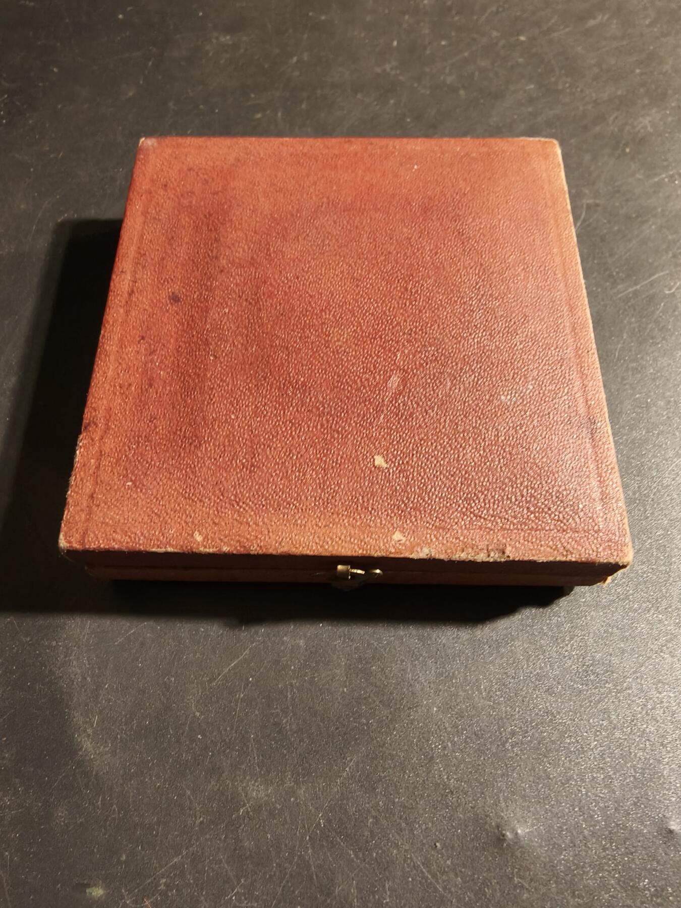 老王徽章第178期 法国战争部射击竞赛大铜章     大师亨利杜布瓦作品     戎装玛丽安娜      直径50mm     重量55.8g     原盒