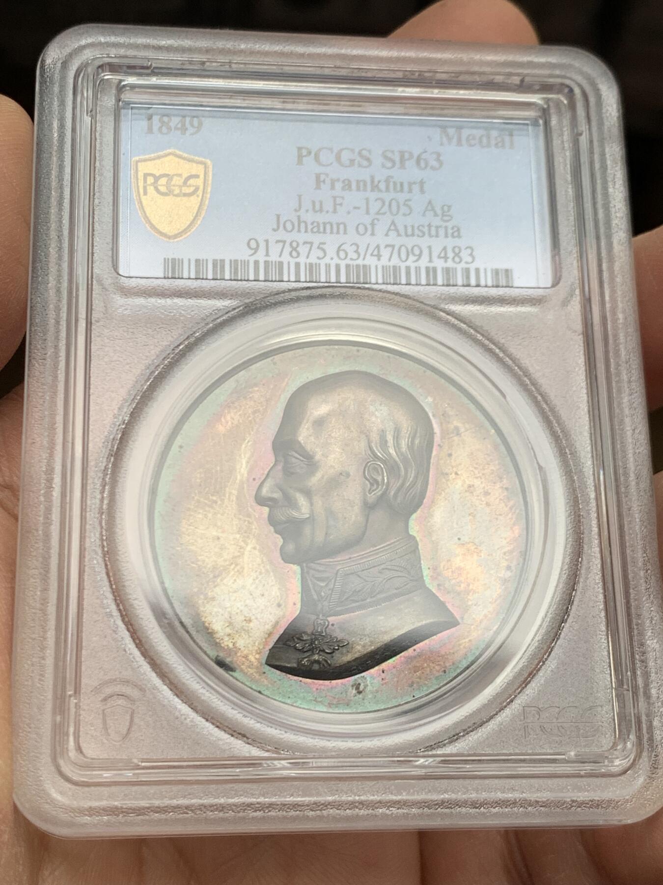 《竞宝斋》第460场 周日，周一，2场连拍 （全场包邮）欢迎送拍 PCGS SP63 德国1849年奥地利大公约翰纪念银章，该章是法兰克福自由市表彰其在德意志邦联议会中的贡献。大公约翰是奥地利哈布斯堡家族成员，在1848年革命期间被选为德意志邦联的摄政王，负责协调各邦国事务。加厚盒，盒子有裂，包浆五彩，细节见图。