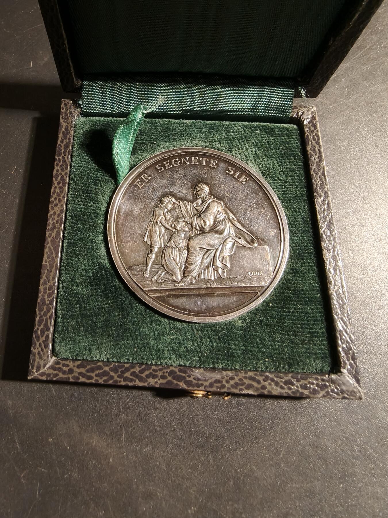 老王徽章第178期 德国基督教题材银章    原盒     正面为耶稣为小孩子祝福   背面引用旧约箴言书:“敬畏耶和华是智慧的开端”       900银     直径42mm     重量27.9g