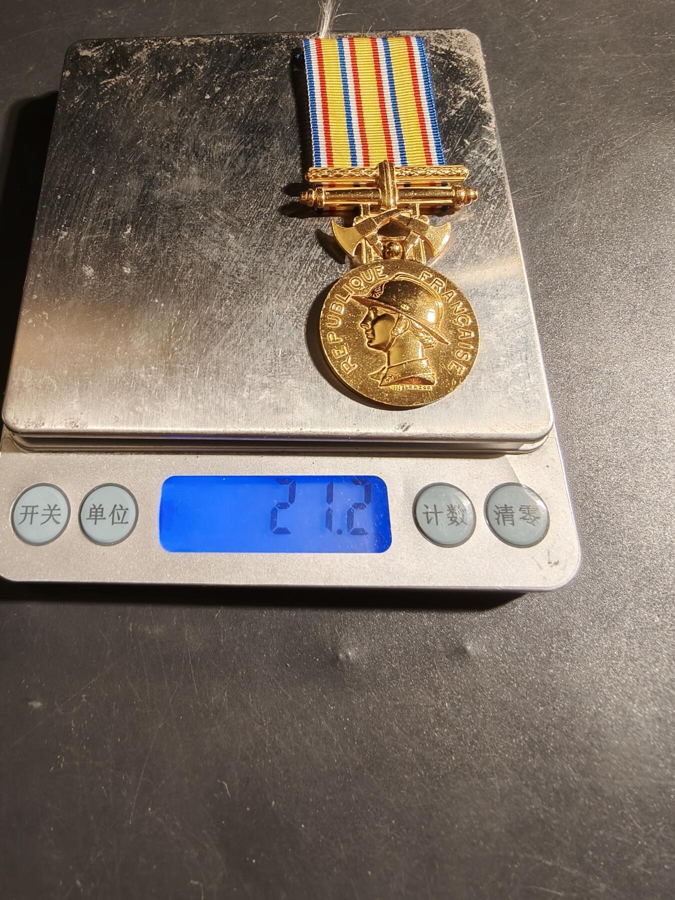 老王徽章第178期 法国金级消防员服役奖章     硬纸盒      925银镀金      21.2g