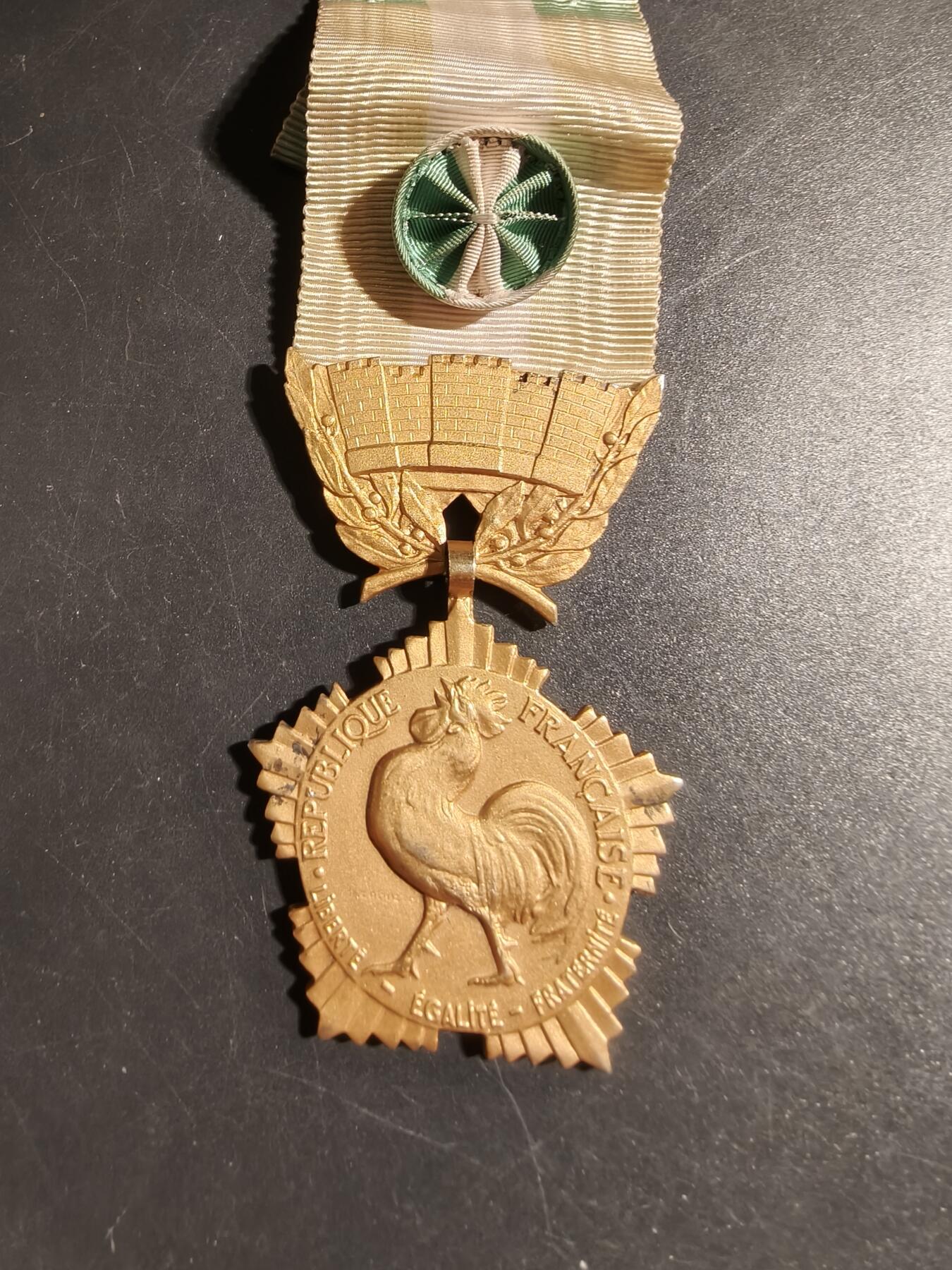 老王徽章第178期 法国金级地方嘉奖奖章    950银镀金     31.7g