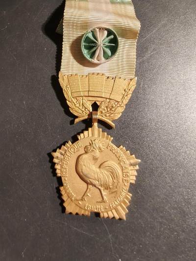 老王徽章第178期 - 法国金级地方嘉奖奖章    950银镀金     31.7g