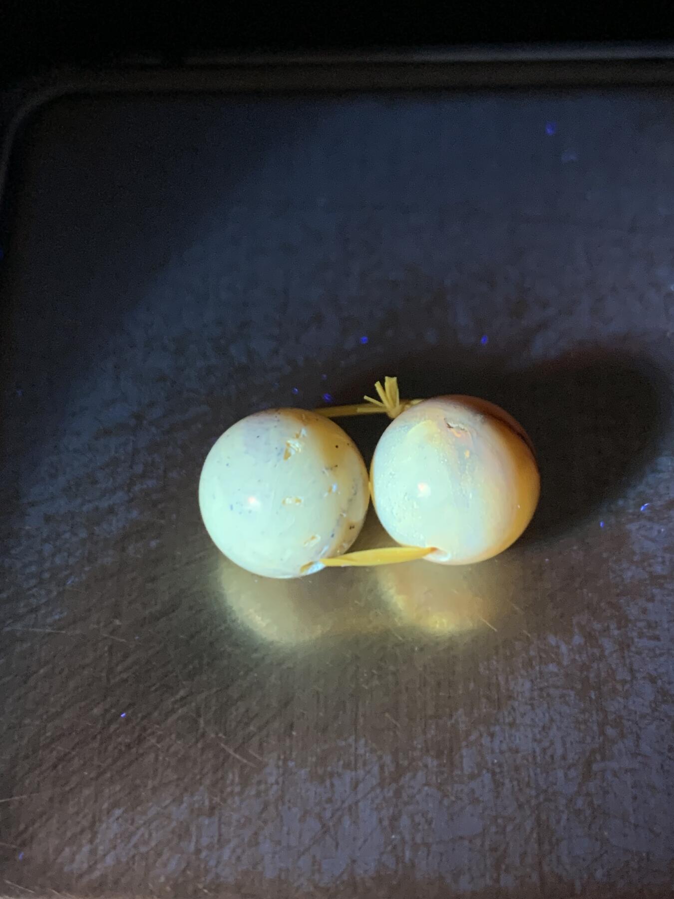 天然俄料蜜蜡通货圆珠一对，