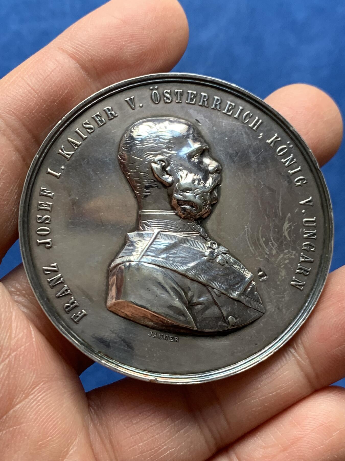 《竞宝斋》第460场 周日，周一，2场连拍 （全场包邮）欢迎送拍 1892年奥地利纪念德意志皇帝威廉二世访问维也纳纪念大银章 69.1克 53.6mm