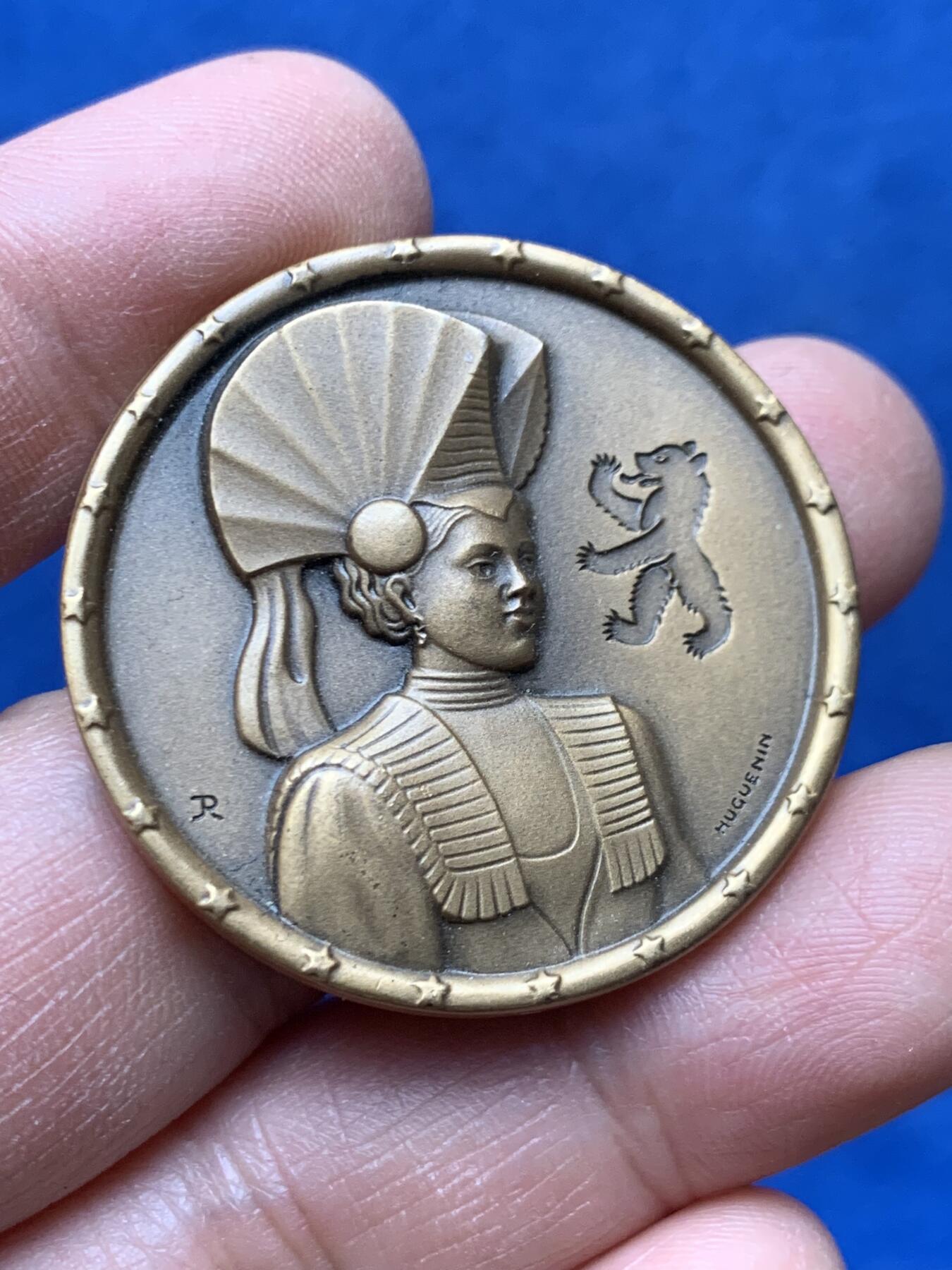 《竞宝斋》第460场 周日，周一，2场连拍 （全场包邮）欢迎送拍 瑞士阿彭策尔地区传统服饰文化纪念章，由HUGUENIN制作，超高浮雕，22.9克，38mm。