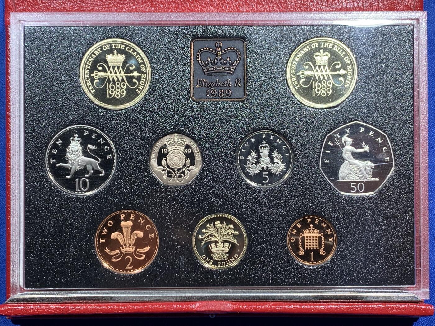 《竞宝斋》第460场 周日，周一，2场连拍 （全场包邮）欢迎送拍 英国1989年精制套币，带2枚2英镑权利法案300周年精致纪念币，9枚币，品相精美，高档盒装