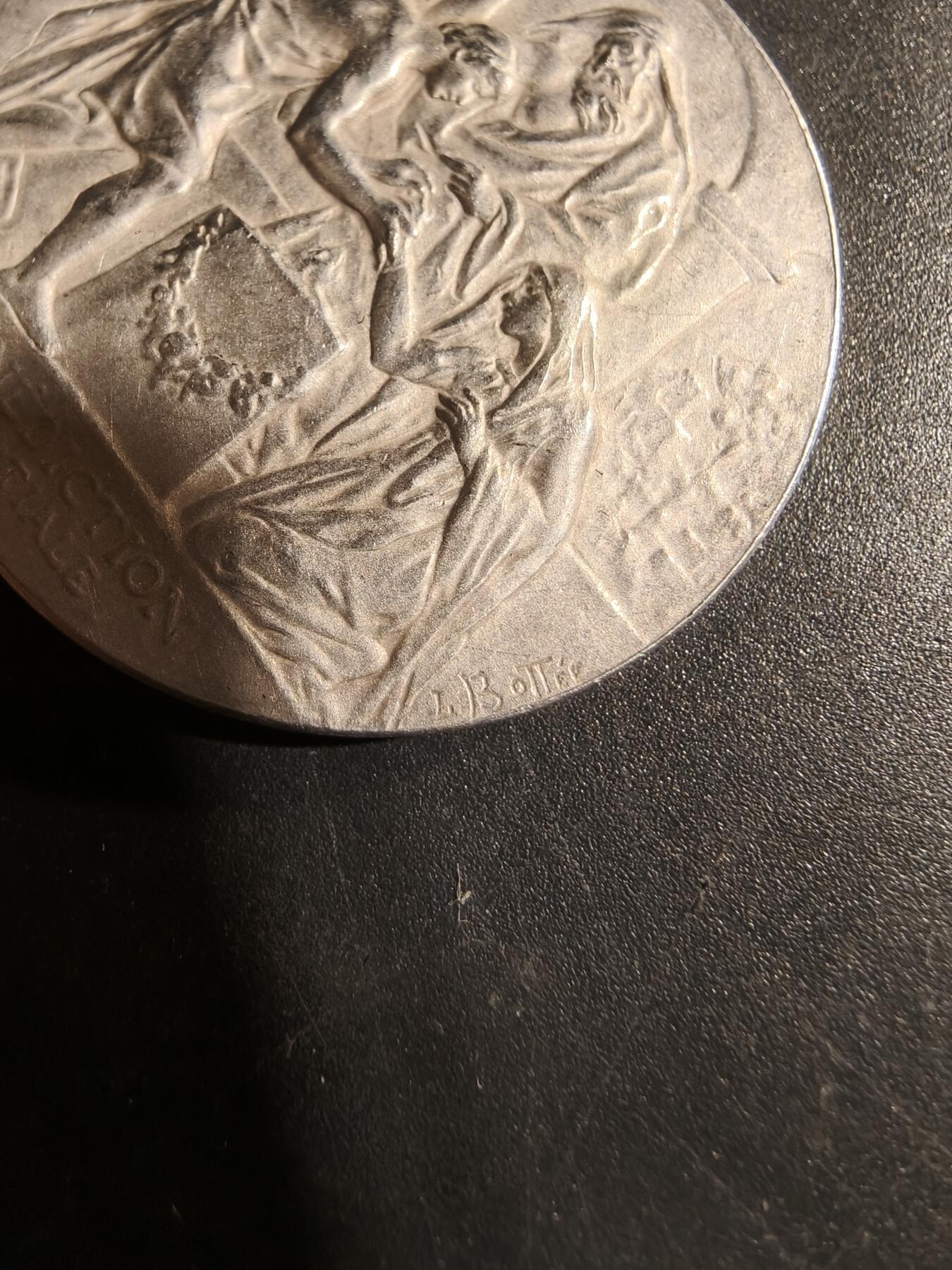 老王徽章第178期 法国婚礼银章    原盒    路易·波特大师经典名作五天使版本     1899年实发       950银     直径37mm     重量21.1g