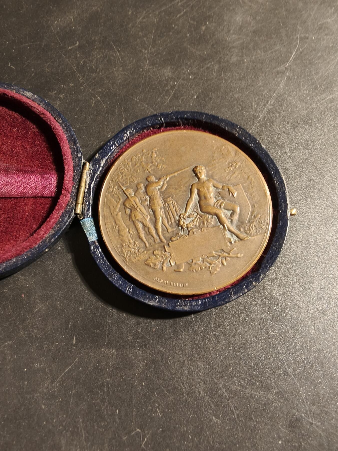 老王徽章第178期 法国射击联合会大铜章    原盒    大师亨利杜布瓦作品    直径41mm     重量37.3g