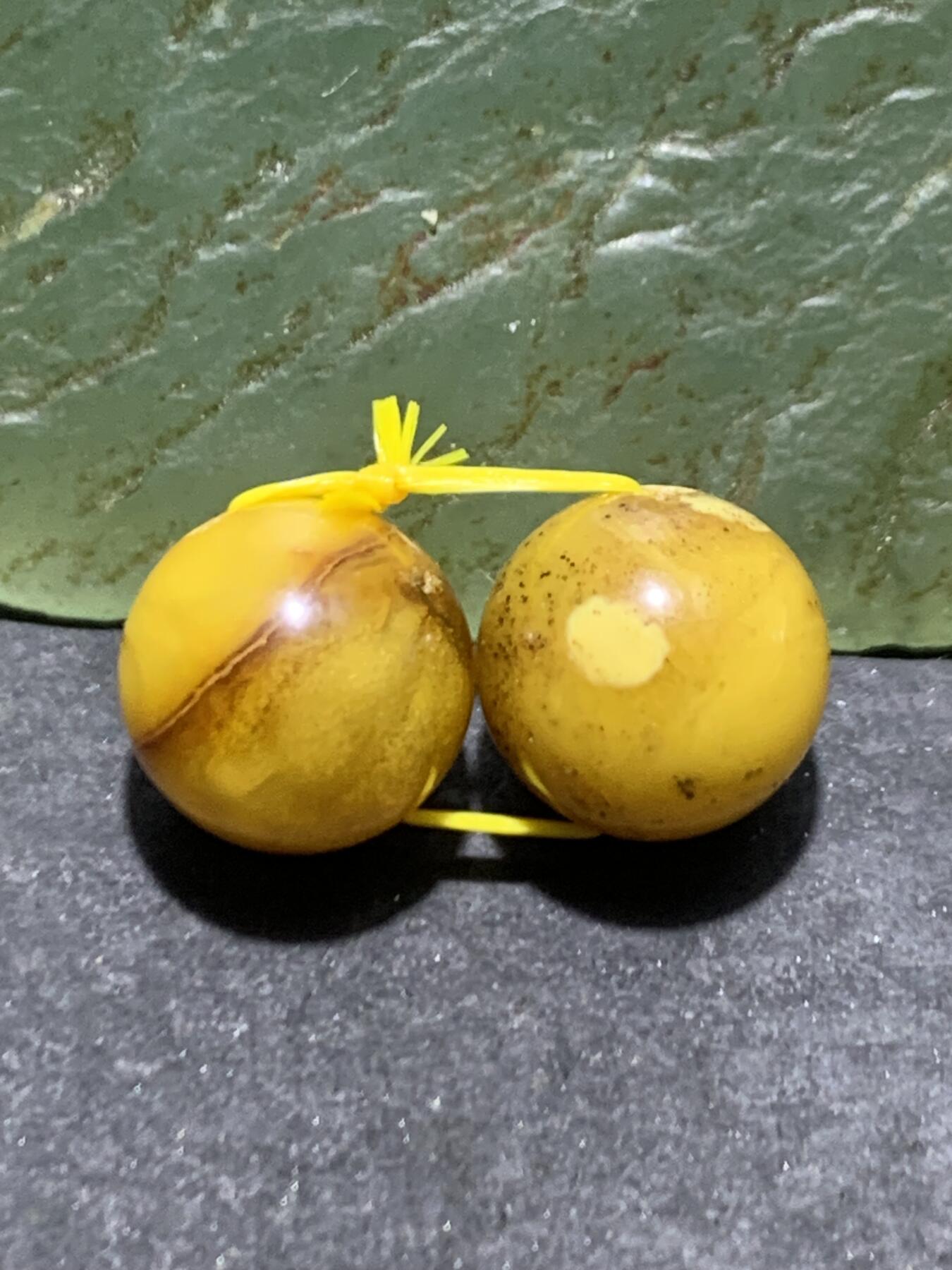 天然俄料蜜蜡通货圆珠一对，