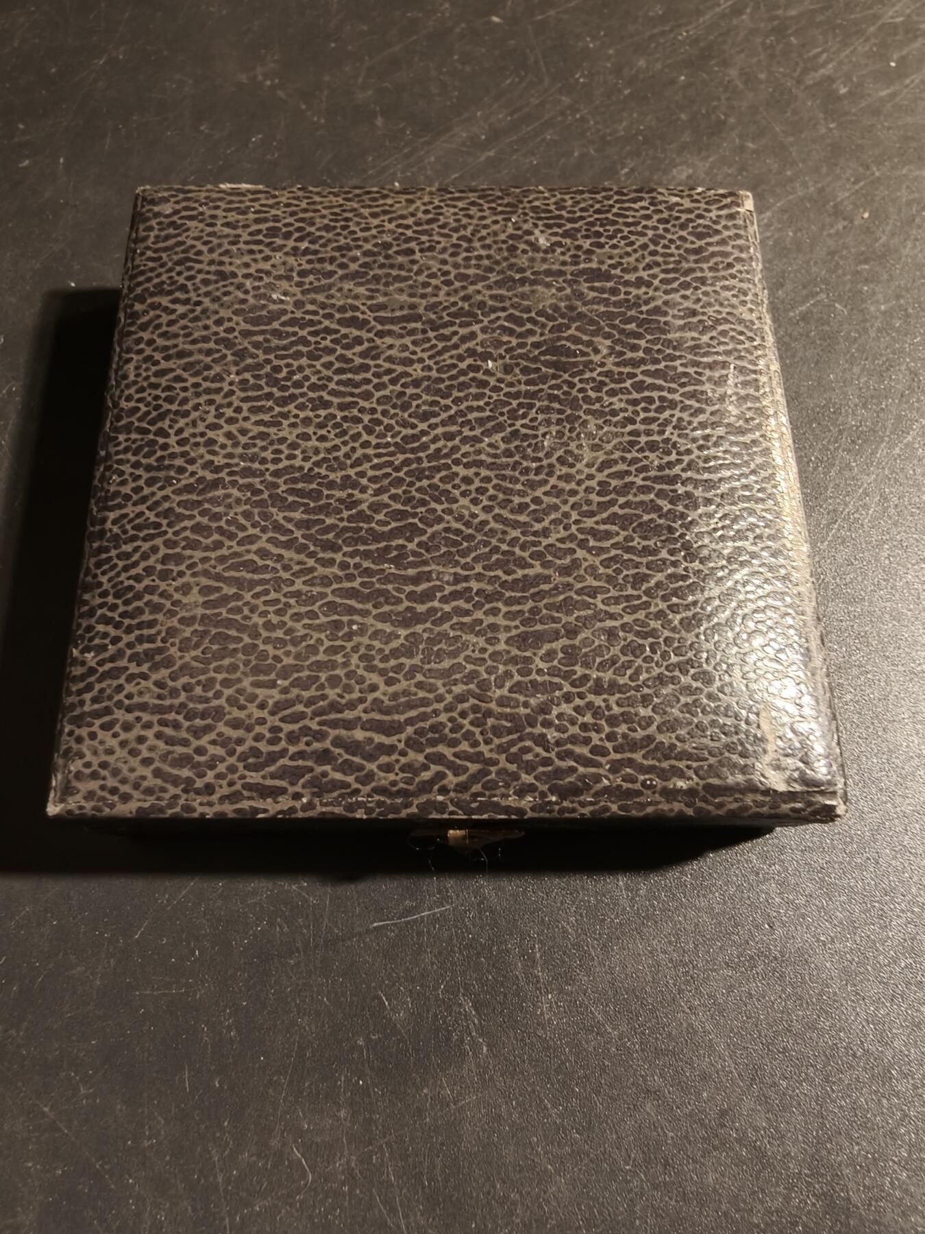 老王徽章第178期 德国基督教题材银章    原盒     正面为耶稣为小孩子祝福   背面引用旧约箴言书:“敬畏耶和华是智慧的开端”       900银     直径42mm     重量27.9g