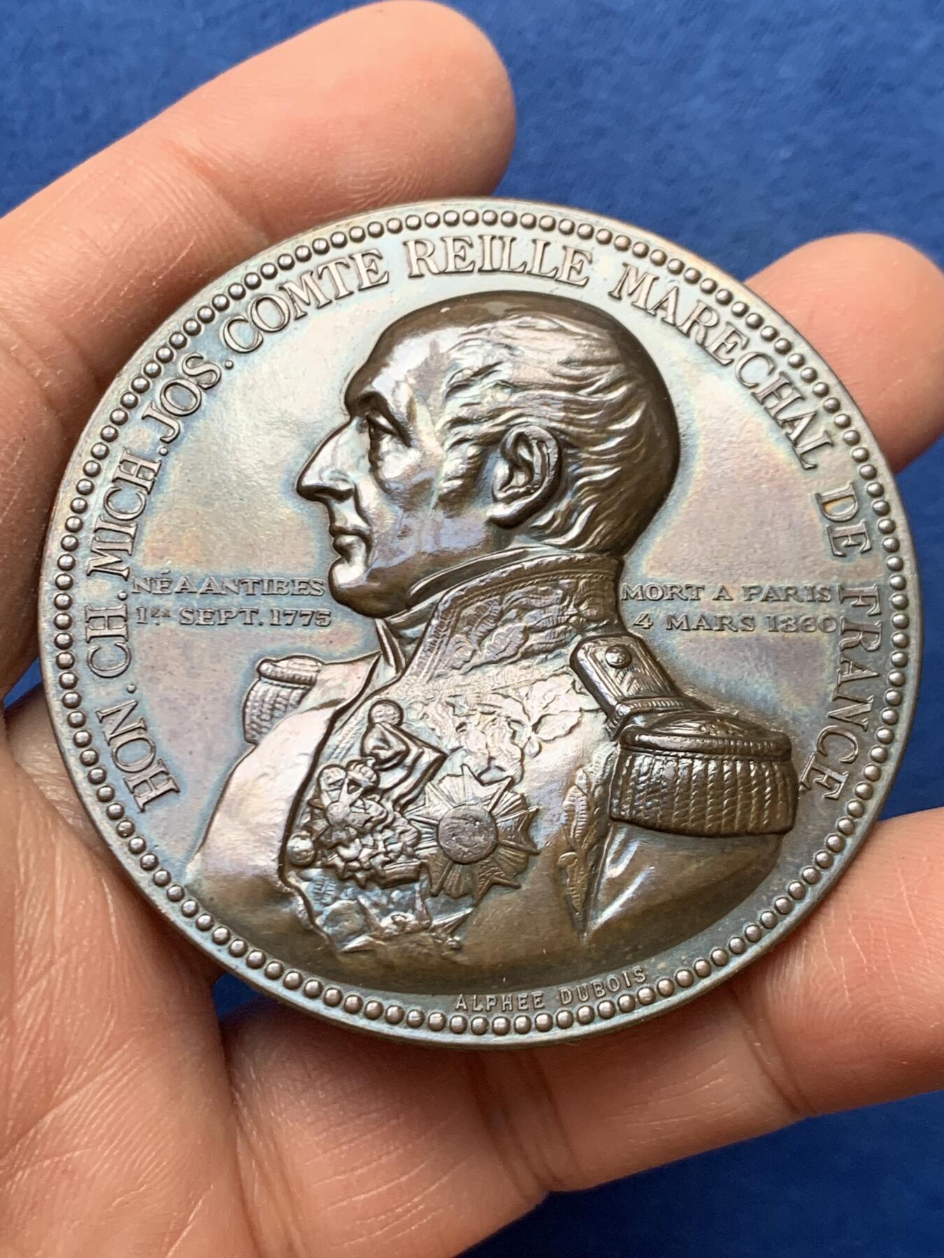 《竞宝斋》第460场 周日，周一，2场连拍 （全场包邮）欢迎送拍 法国元帅夏尔·米歇尔·约瑟夫·德·雷耶纪念铜章 他是拿破仑战争时期的重要军事将领，曾参与多次重大战役，包括奥斯特里茨、瓦格拉姆等，以其卓越的指挥才能和忠诚著称。他于1809年被授予法国元帅称号，是拿破仑摩下少数几位非贵族出身却晋升至最高军衔的将领之一。80.2克，49.5mm，蜜蜂铜标