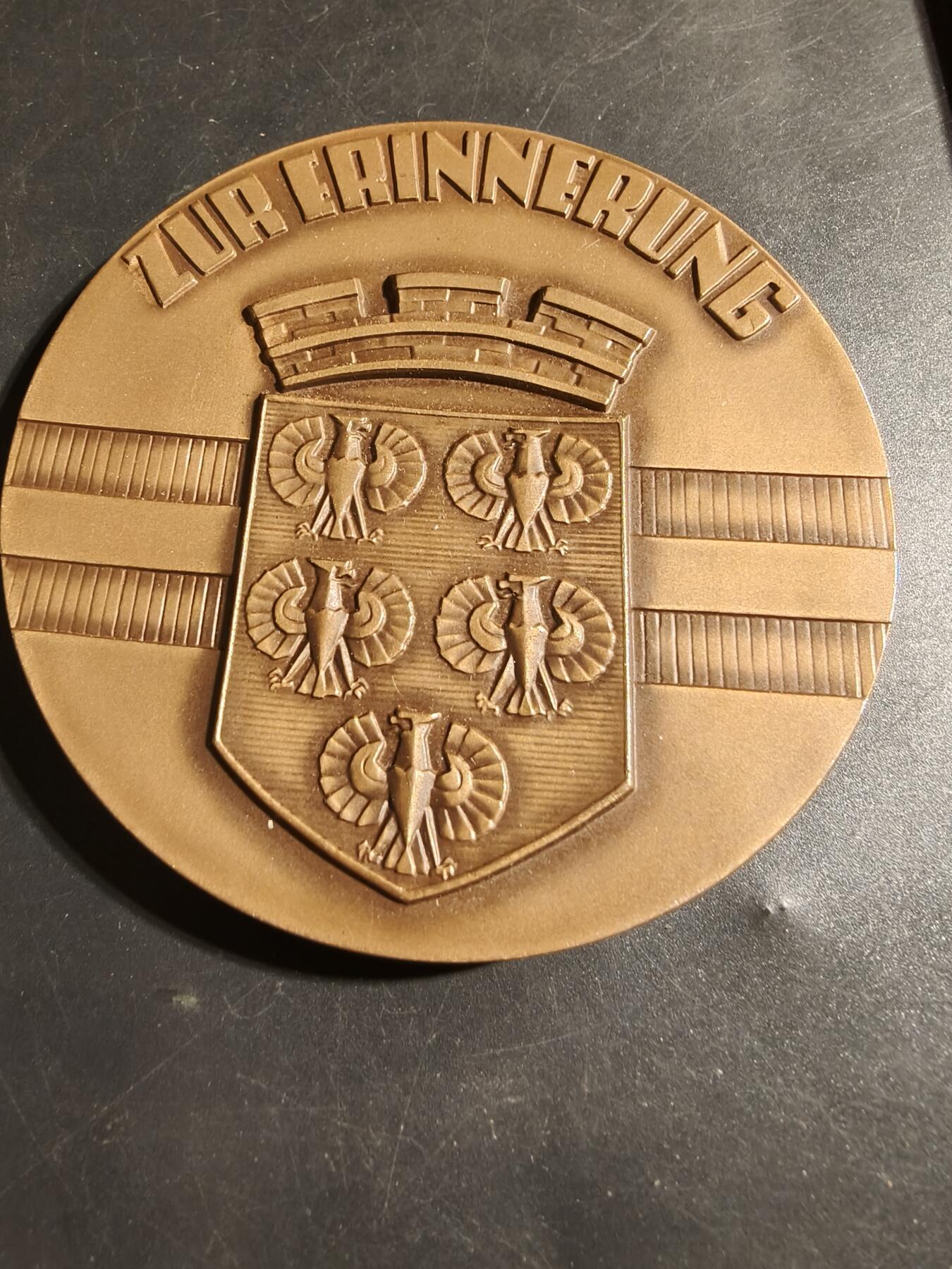 老王徽章第178期 法国克洛斯特新堡修道院大铜章     原盒      直径89mm     重量265.6g