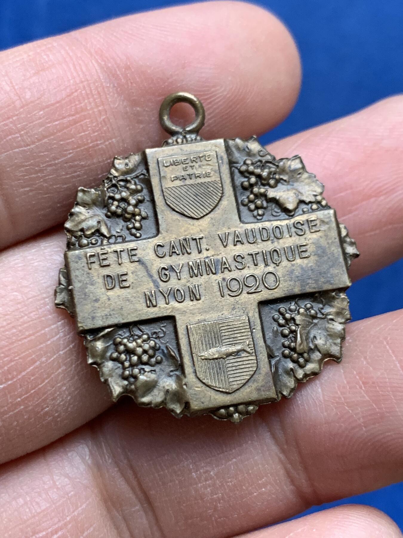 《竞宝斋》第460场 周日，周一，2场连拍 （全场包邮）欢迎送拍 瑞士 1920年 沃州体操节 纪念章 比较少见的品种 30.6X34.3mm 12.2克