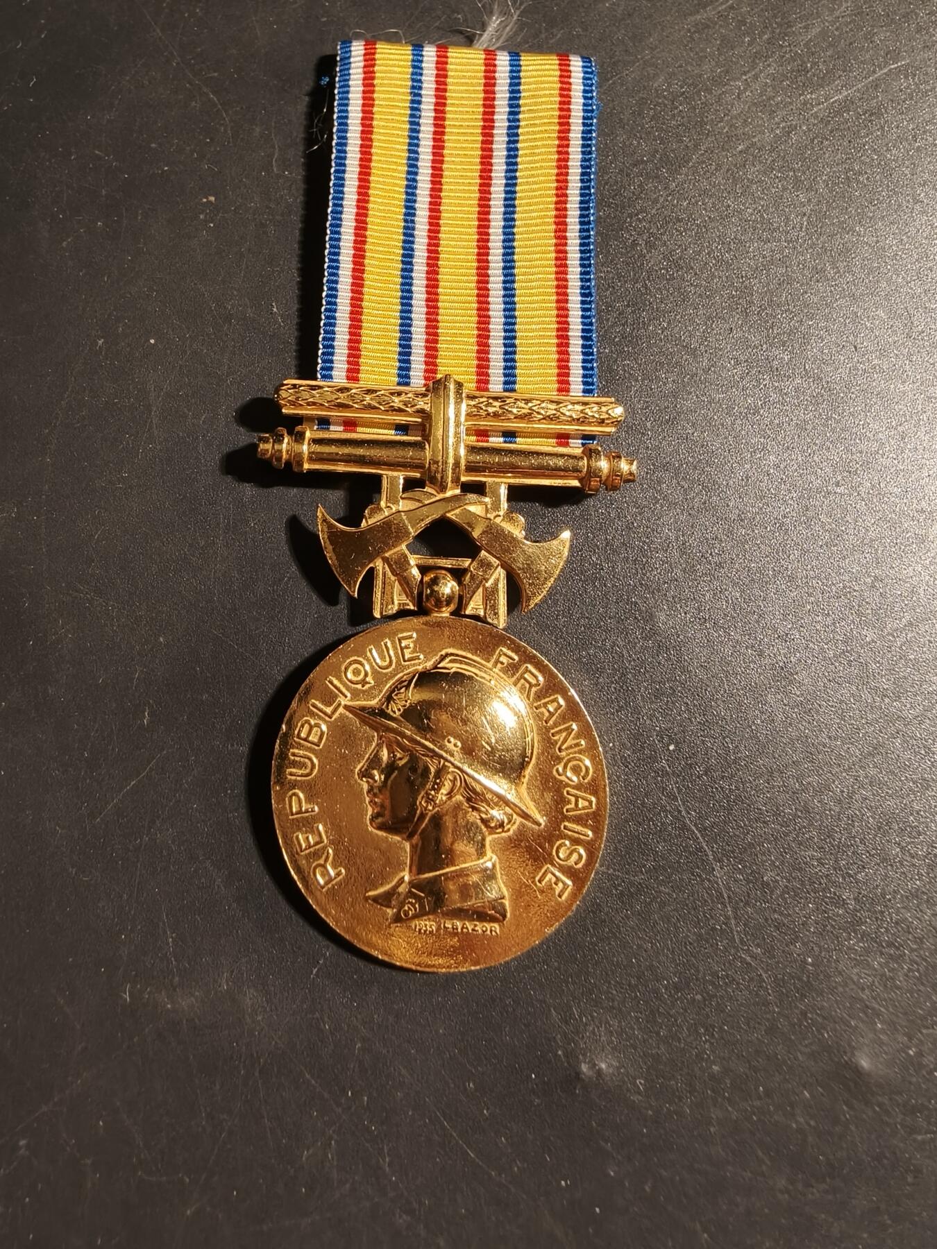 老王徽章第178期 法国金级消防员服役奖章     硬纸盒      925银镀金      21.2g