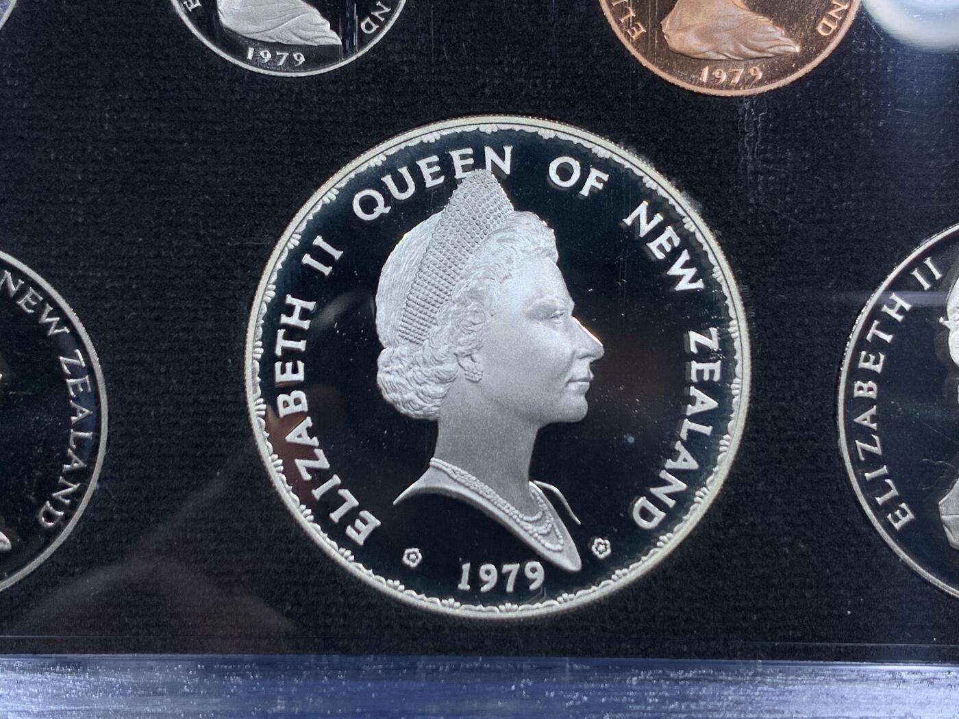 《竞宝斋》第460场 周日，周一，2场连拍 （全场包邮）欢迎送拍 新西兰1979年七枚装精制套币 含925大银币一枚